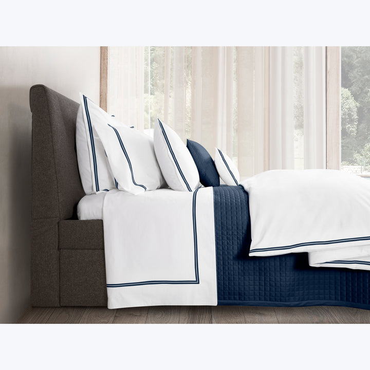 Mylos Duvet + Sham White/Dark Blue / Duvet / Twin