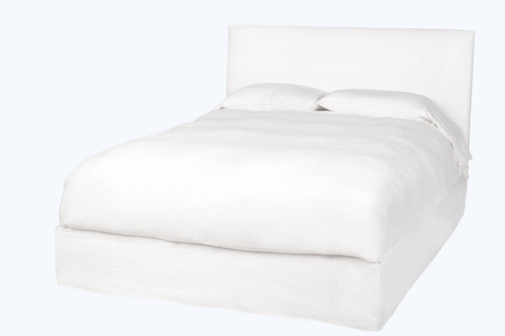 April Slipcovered Bed Queen / Logan White