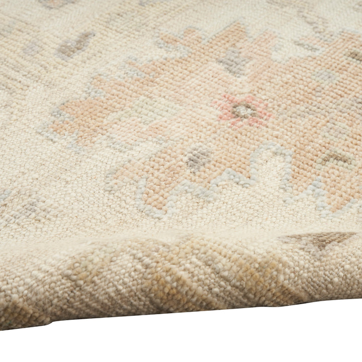 Traditional Wool Rug Ivory / 8' x 10'